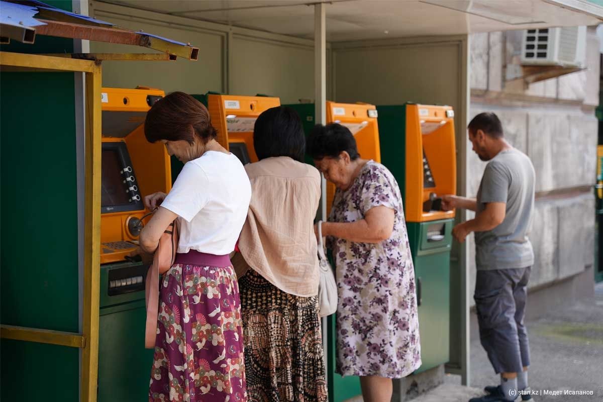 Балықтың пиздасындағы порно Қызы жұмыста болған кезде сексуалды қайын енесі күйеу баласын трахает (порно)