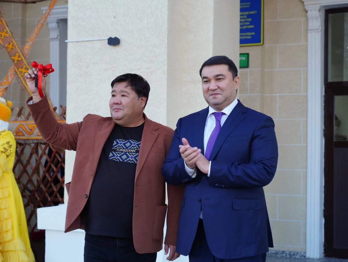 В Туркестане театру имени Райымбека Сейтметова подарили новый автобус (1)