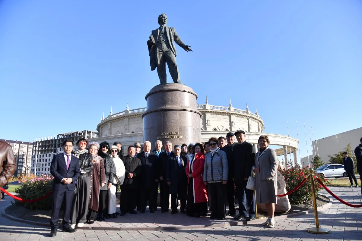 Атырауда Жұмекен Нәжімеденовтың ескерткішіне гүл шоқтары қойылды