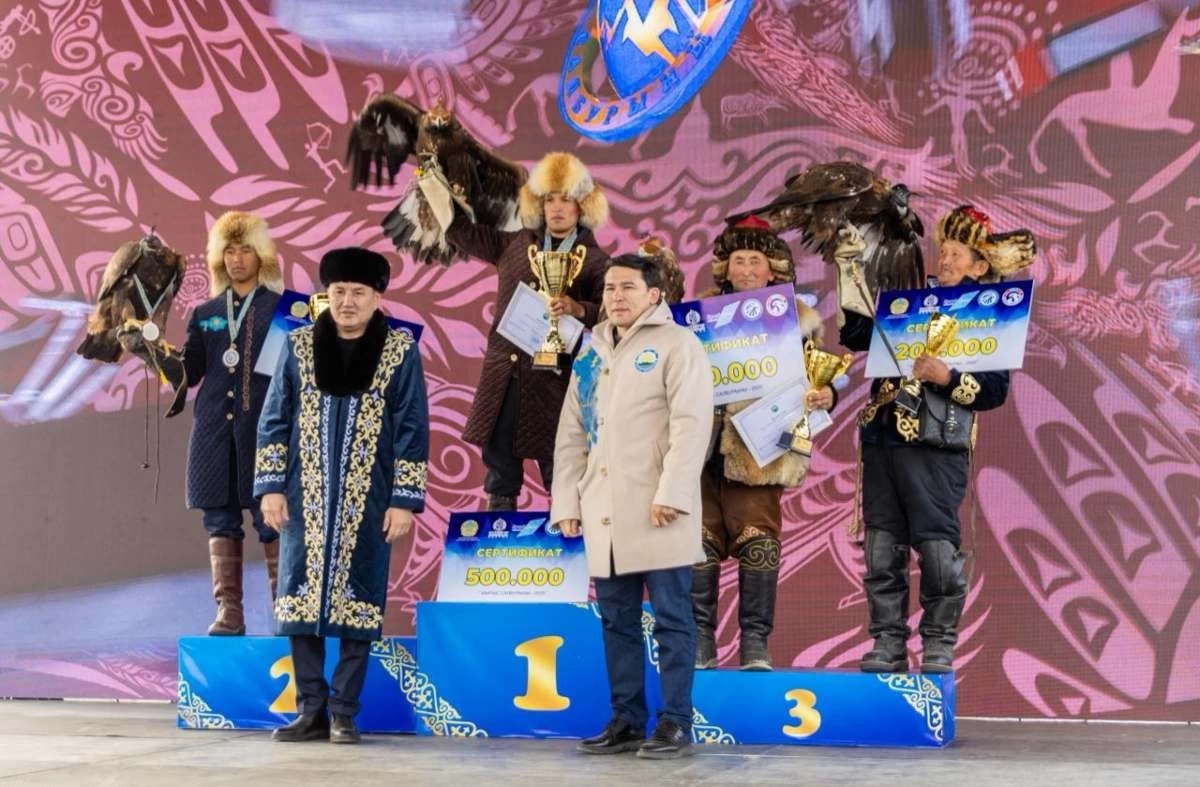 Шаштаразды ренжітті Қожайын құлдың суретін ұрып жатыр