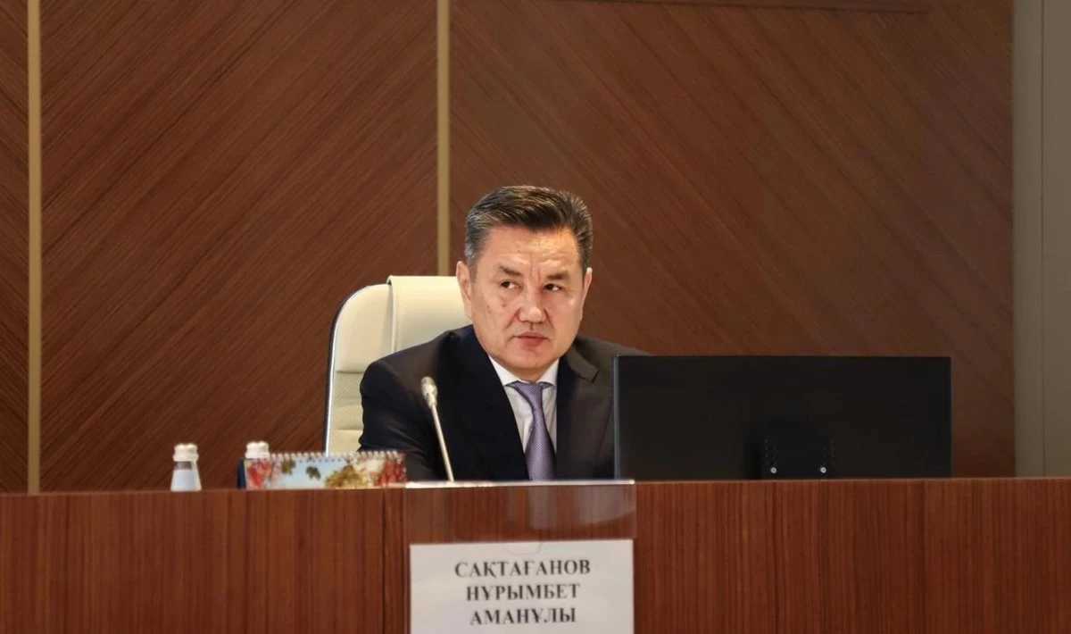 Жалаңаш бөксесі бар қыз Дженнифер Лопестің порносын қараңыз