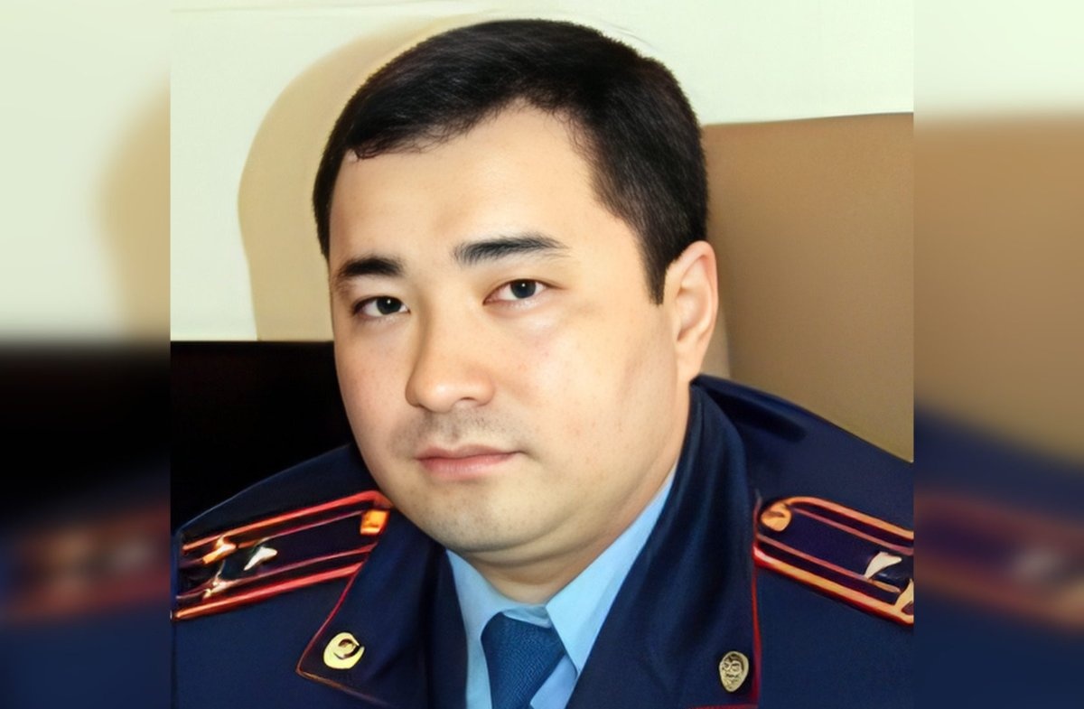 Ол оның кискасына аяғын тығып, оны трахает етті.