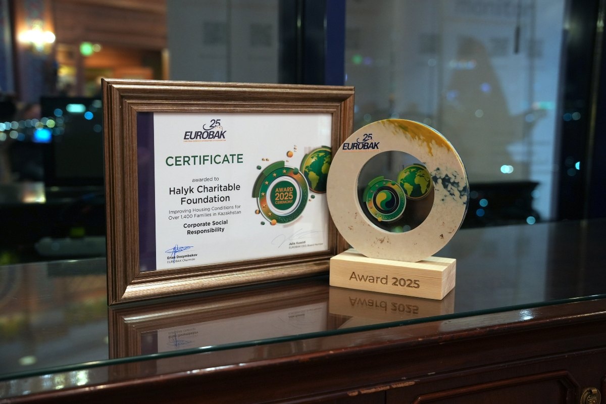 Бұлшық етті қара стриптизер