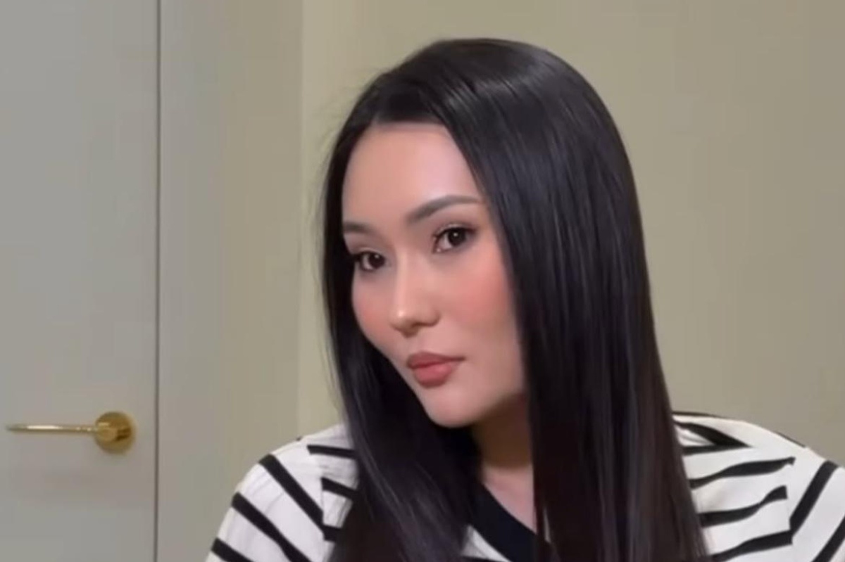 Мини юбка киген және трусикисіз жас сексуалды қыздардың бейнелері