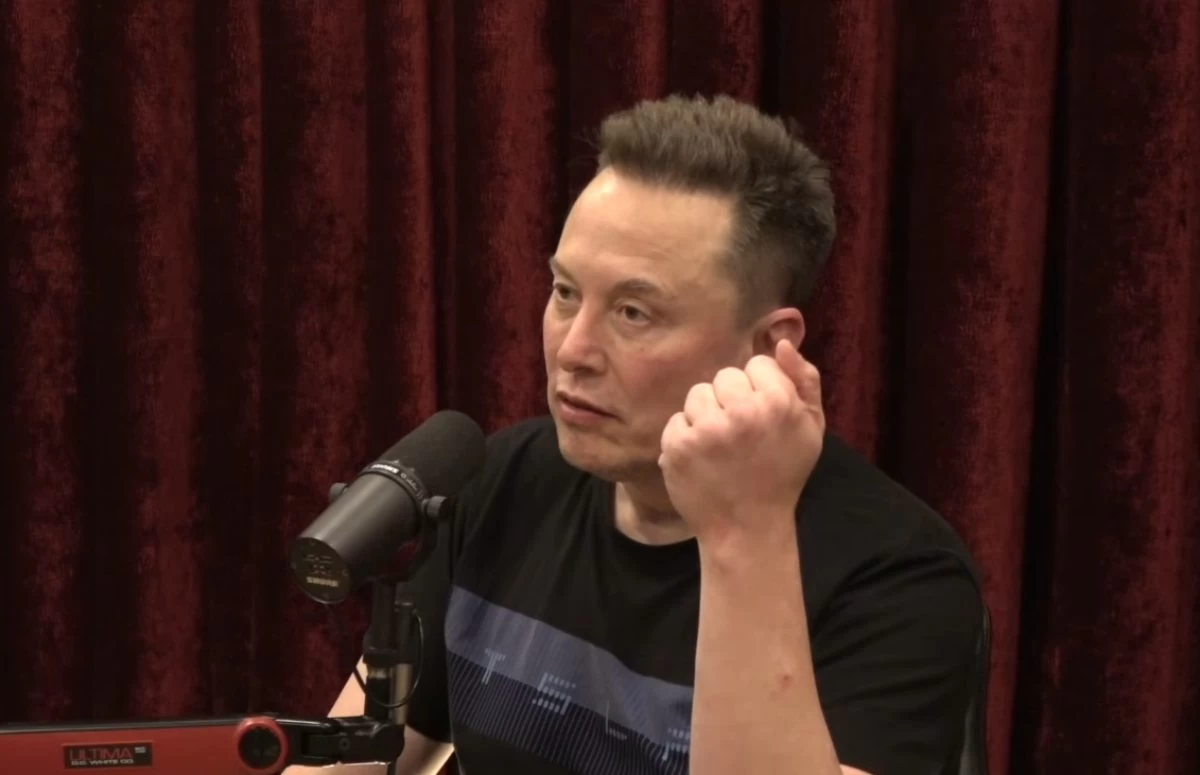 Илон Маск телефондардың жойылып кететінін болжады