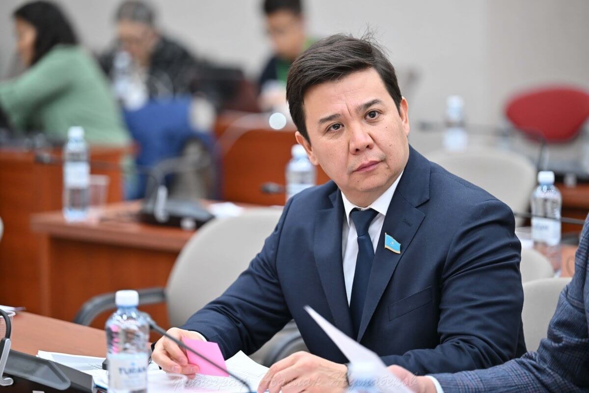 Төрт қолмен порно массаж