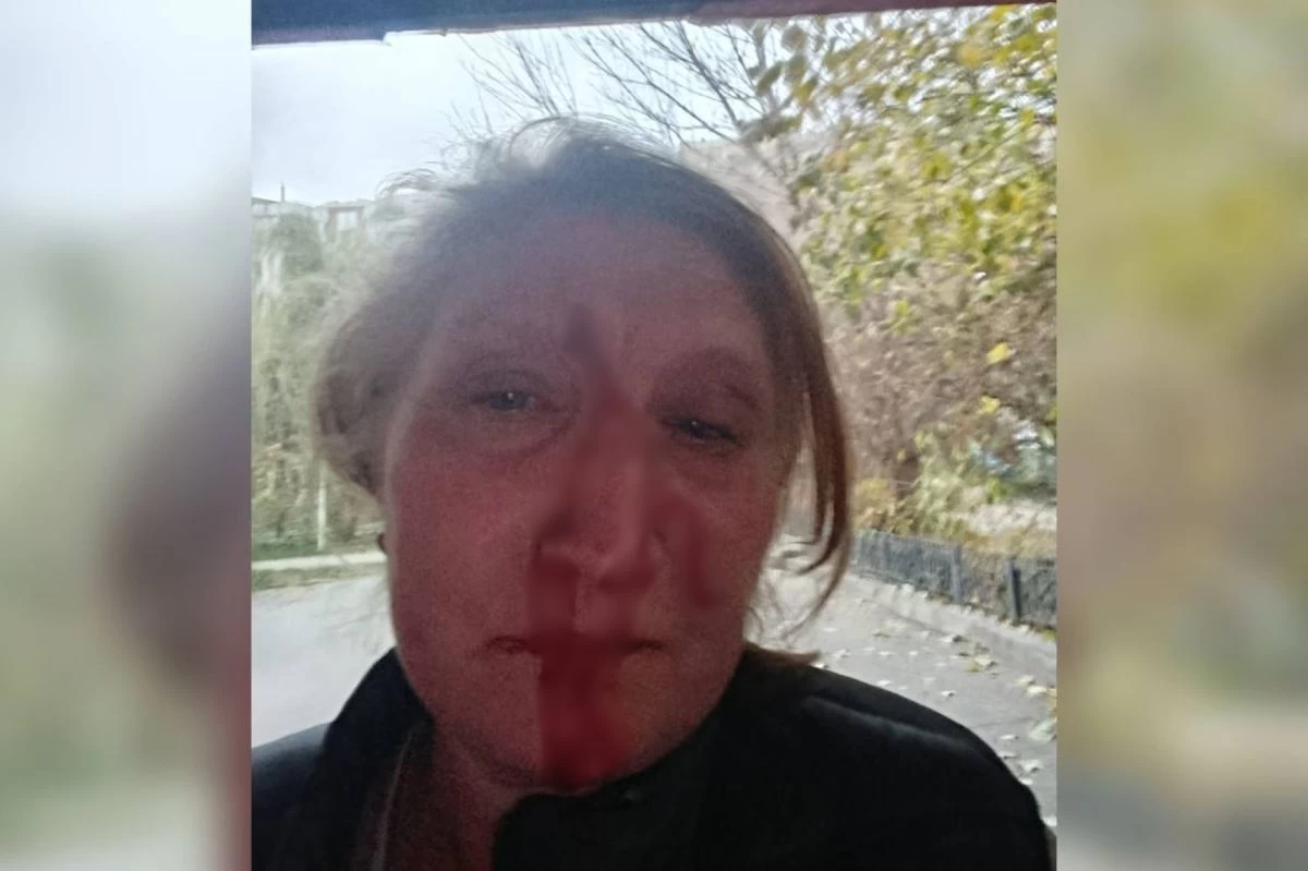 курьер күзетші әйелді ұрып кеткен