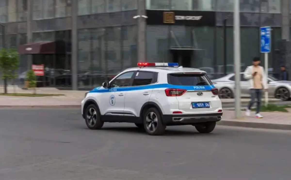 ШҚО-да екі баланың анасы полиция көлігінің капотына шығып, фото түсірген