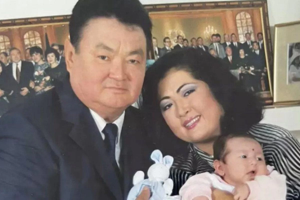 Қыздарымен