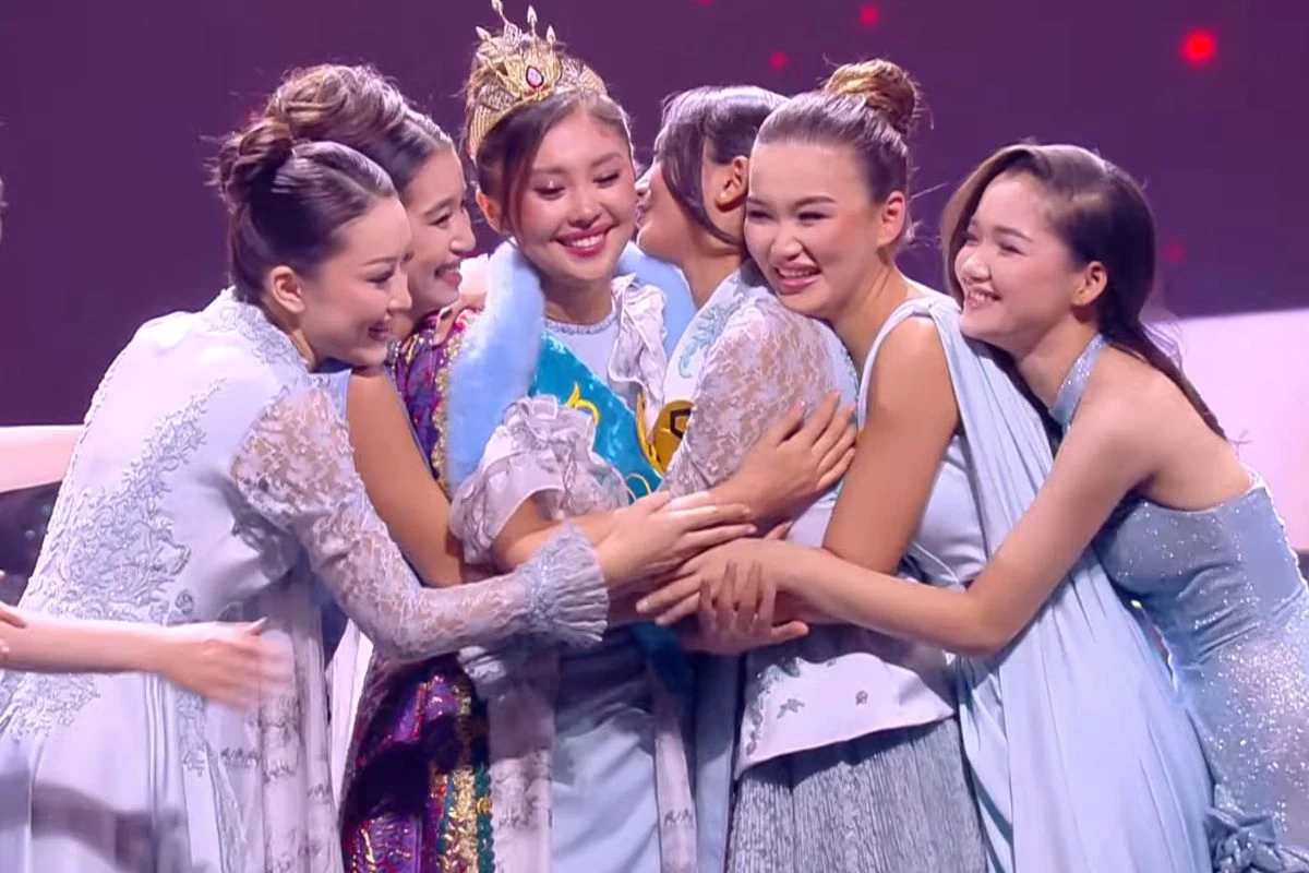 Қыздар құшақтасып