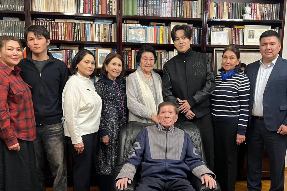 Димаш Құдайберген Мұхтар Шахановқа көңіл айтты