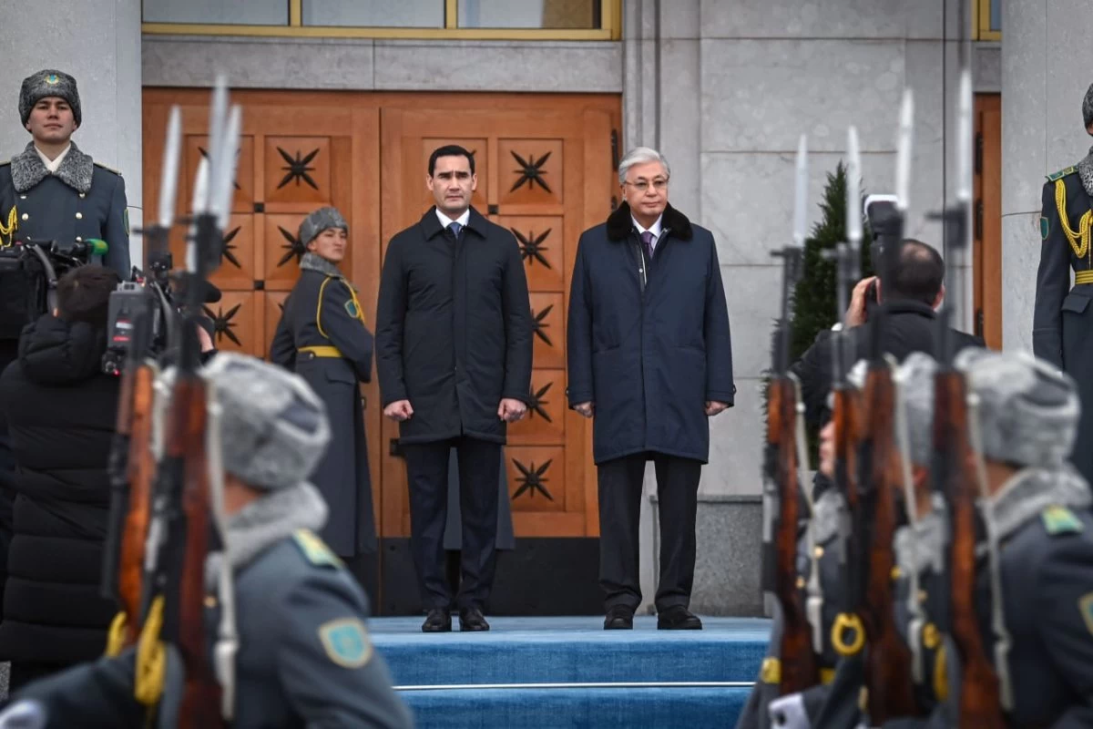 Тоқаев Түрікменстан Президенті Сердар Бердімұхамедовті қарсы алды