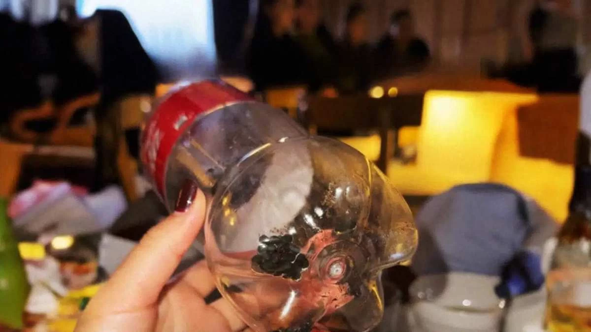 Семейдегі мейрамханалардың бірінде келушілер газдалған сусының ішінен белгісіз зат тауып алған