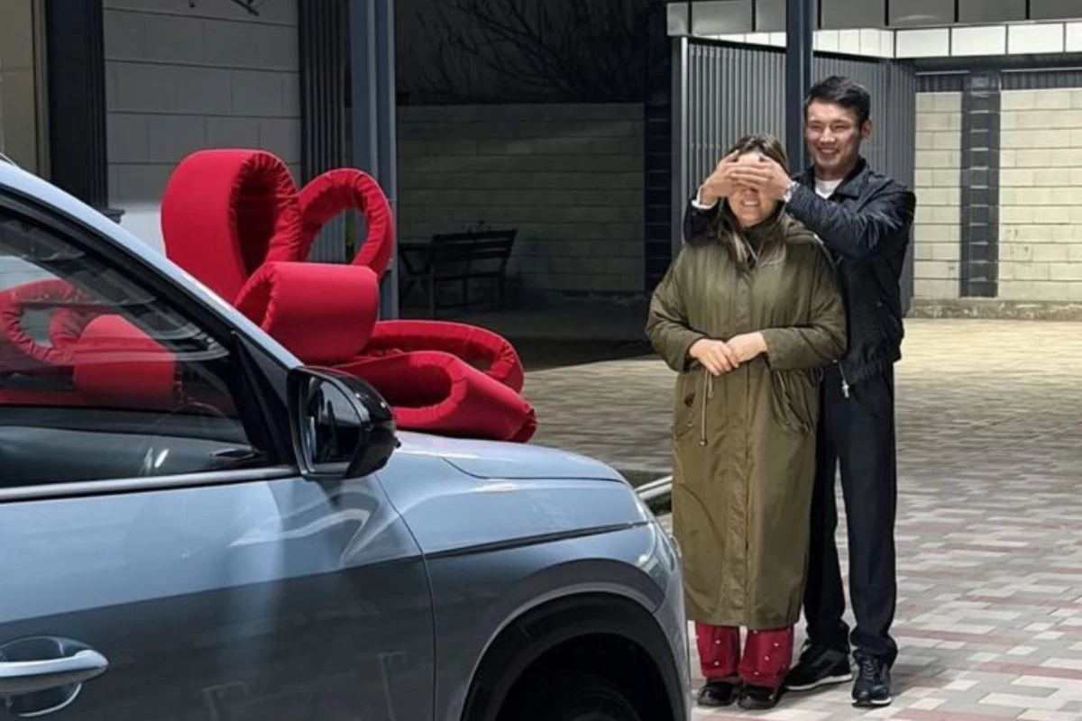 Еркебұлан Тоқтар анасына көлік сыйлады
