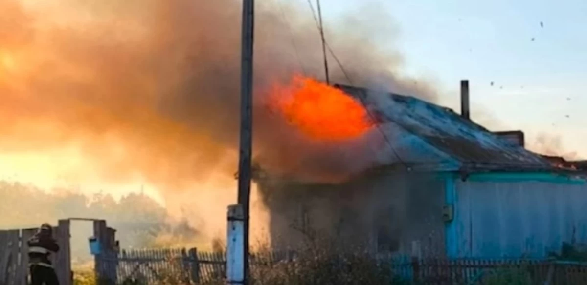 Қызғаныштан сүйіктісі мен екі еркек отырған үйге өрт қойған ер адам 25 жылға сотталды