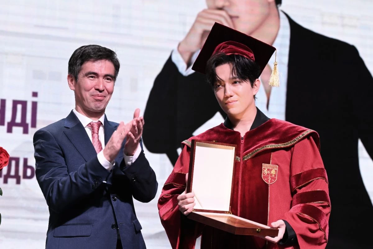 Димаш Құдайбергенге ҚазҰМУ-дың Құрметті профессоры атағы берілді