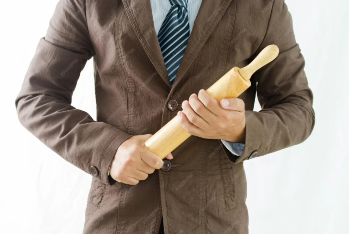 Мас күйде оқтаумен ұрған: Атырауда әйелін қыздарының көзінше өлтірген ер адам 10 жылға сотталды