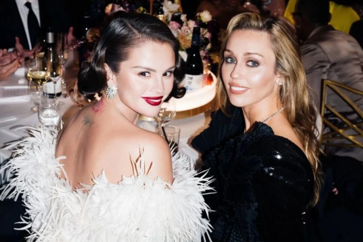 Майли Сайрус пен Селена Гомес Алтын глобуста