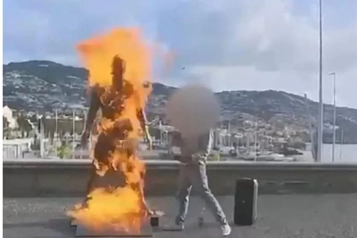 Белгісіз біреу Криштиану Роналдудың мүсініне өрт қойған