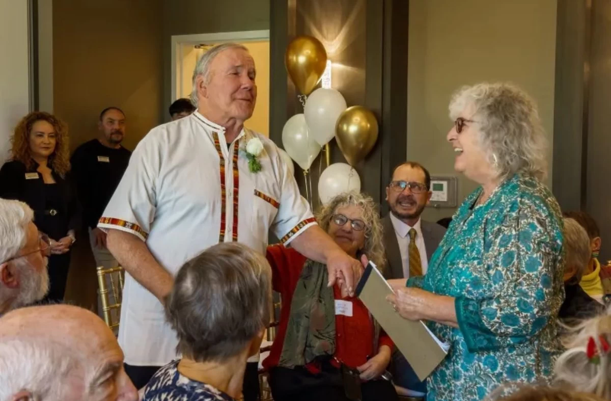  Альцгеймер дерті бар ер адам жұбайымен қайтадан некесін қиды