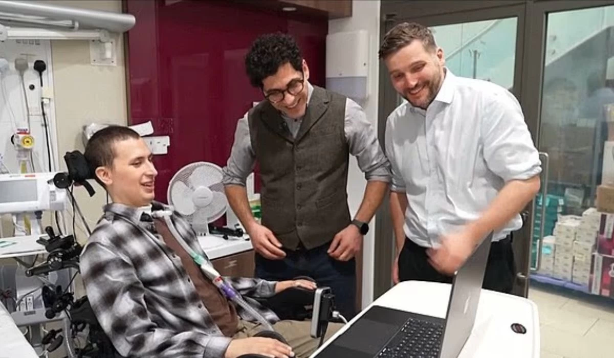 Сал болып қалған Себастьян Гомес-Пенья тің ми чипімен өмір сүру қандай екенін айтып берді