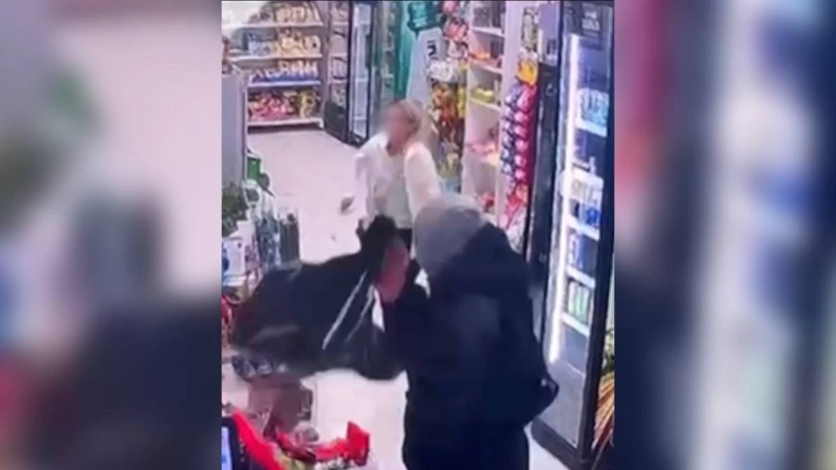 Алматыда ер адам дүкен сатушысын соққыға шығып, тонап кеткен (видео)