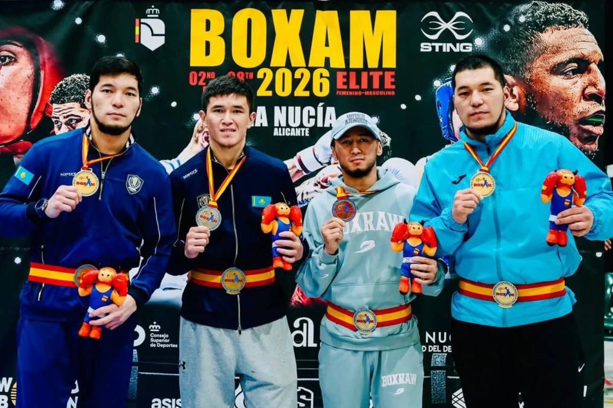 Марапаттау рәсімінде гимн тоқтап қалған: Қазақстандық боксшылар әнұранды жанды дауыста айтты