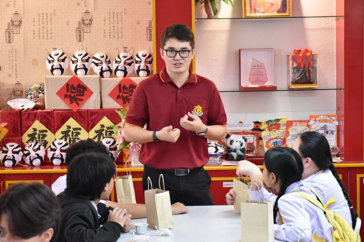 Таиландтағы мемлекеттік мектепте ағылшын тілінен сабақ беретін қазақстандық