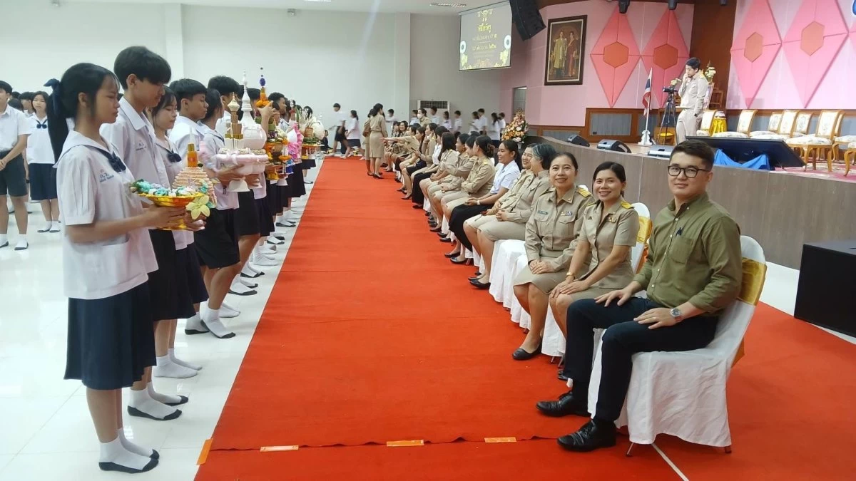 Таиландтағы мемлекеттік мектепте ағылшын тілінен сабақ беретін қазақстандық