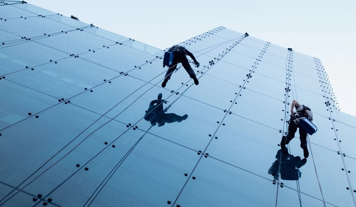 Астанада өнеркәсіптік альпинист 9 қабаттан құлап кетті