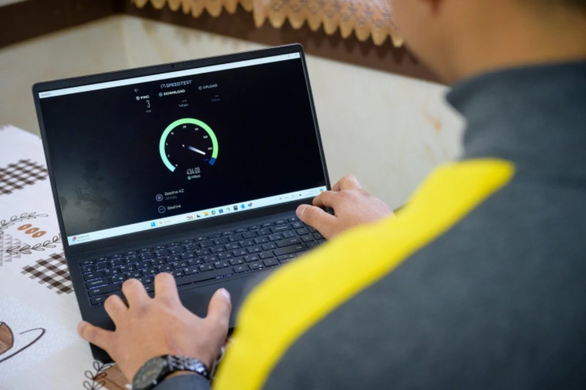 2,5 миллион үй енді онлайн: Beeline талшықты-оптикалық желіні қалай құрып жатыр