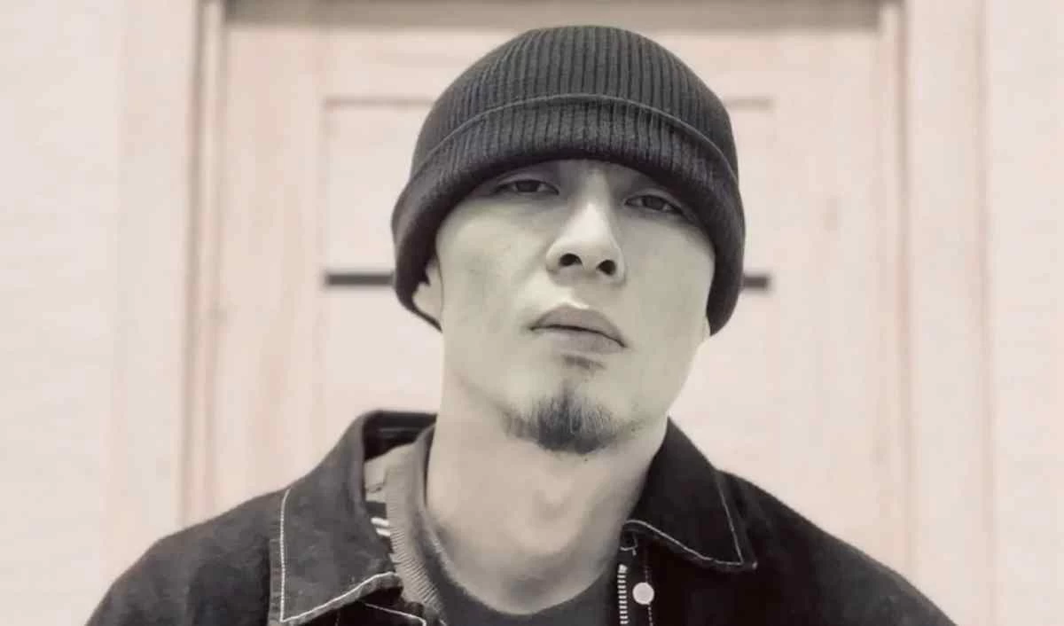 Рэп-орындаушы Qarakesek сотқа мәжбүрлі түрде жеткізілетін болды