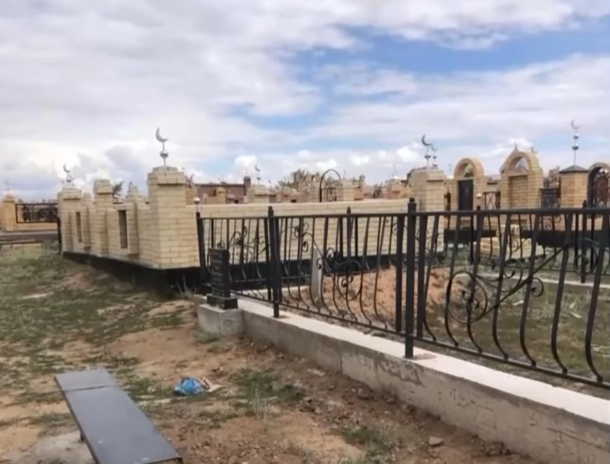 Қарағанды облысында екі отбасы бір моланы бөлісе алмай жүр