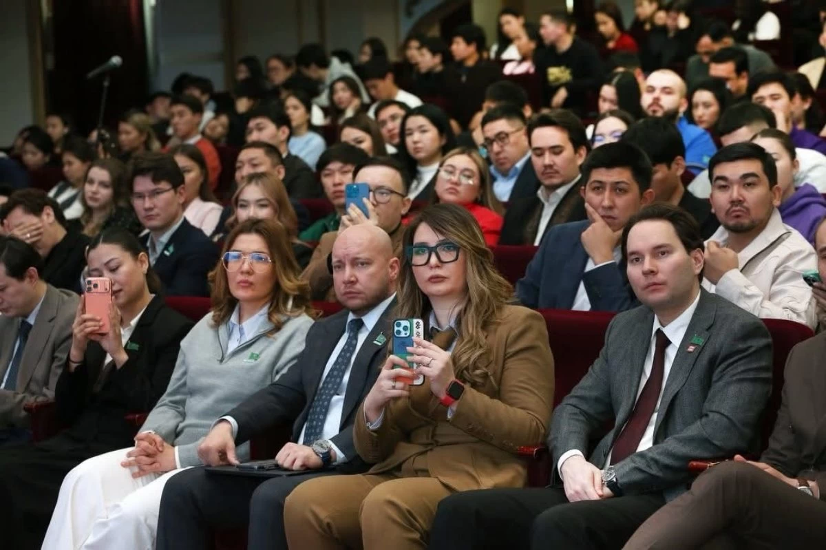 Президенттің көмекшісі Алматыда жастармен жаңа Конституция жобасының ережелерін талқылады
