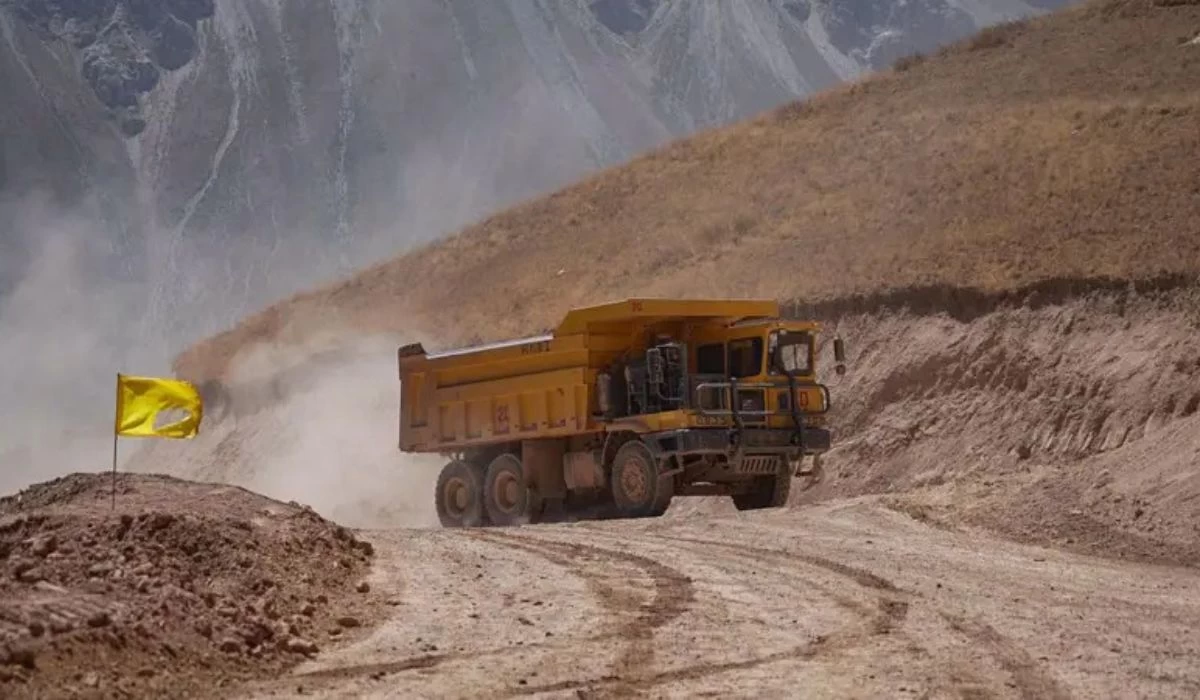 Тәжікстан мен Қытайдың бірлескен тау-кен кәсіпорнындағы жүк аударғыш