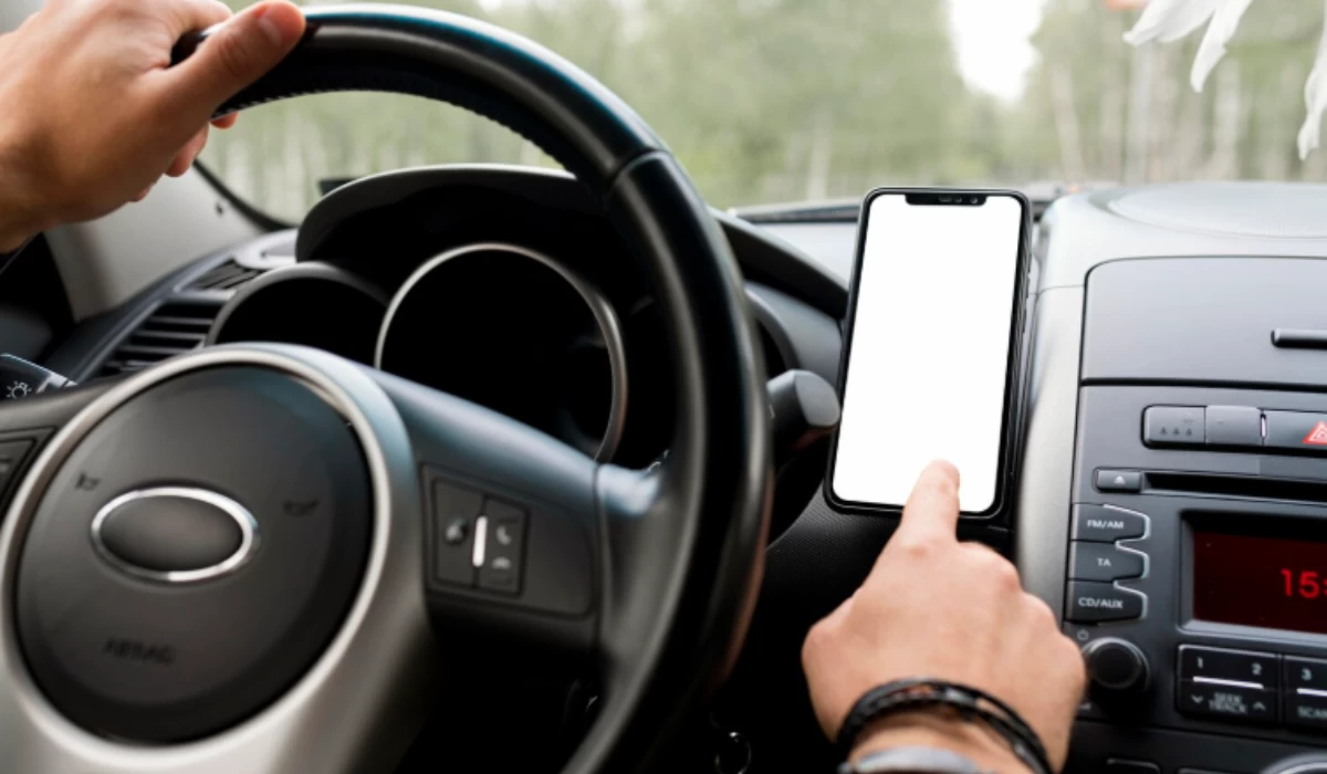 Көлікте телефон қолданатындарға айыппұл салынады