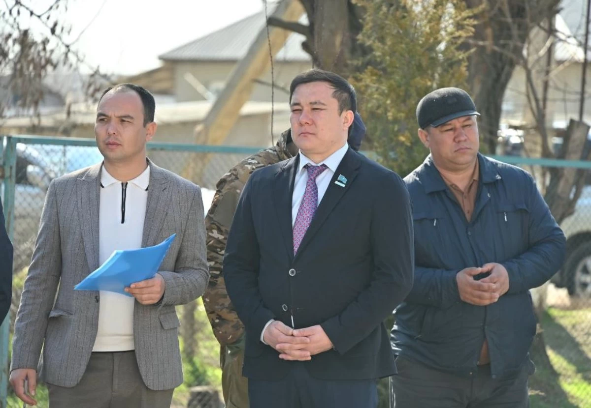 Түркістан халқы Астанада көз жұмған фельдшерге арнап ескерткіш тақта орнатты