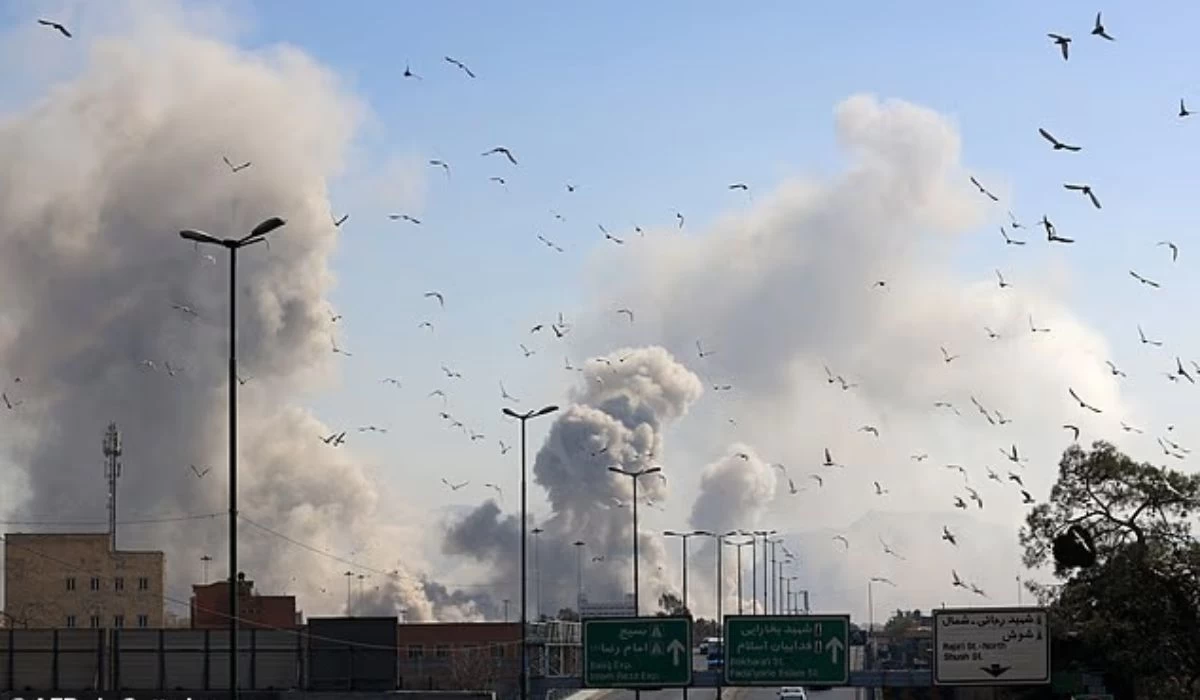 Бейсенбі күні Тегеран үстінде Израильдің кезекті әуе шабуылдарынан кейін түтін көтерілді.