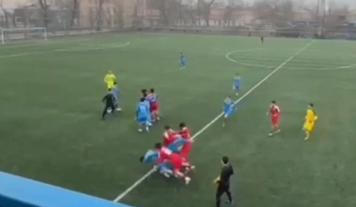 Футболшылар төбелесіп қалды