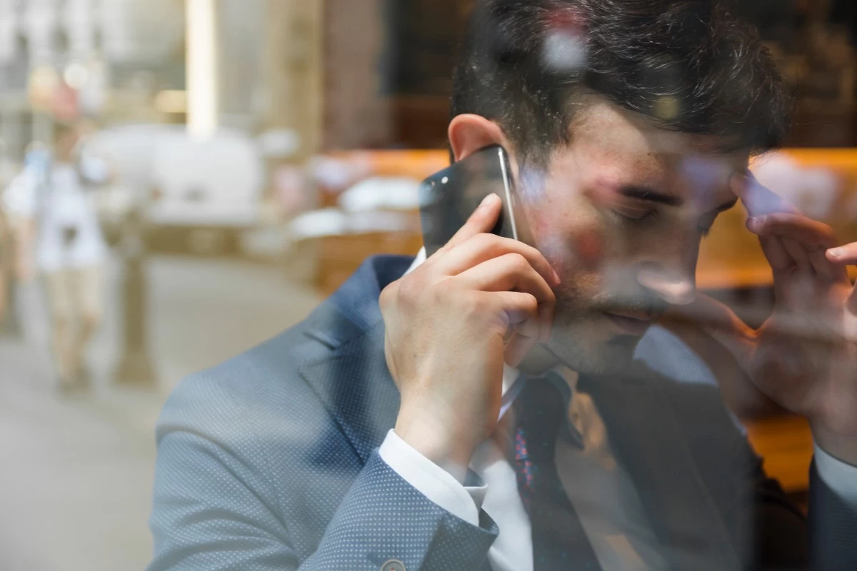 Ақтөбеде дүкен қызметкері ер адамды 10 миллион теңгені алаяқтарға аударудан сақтап қалды