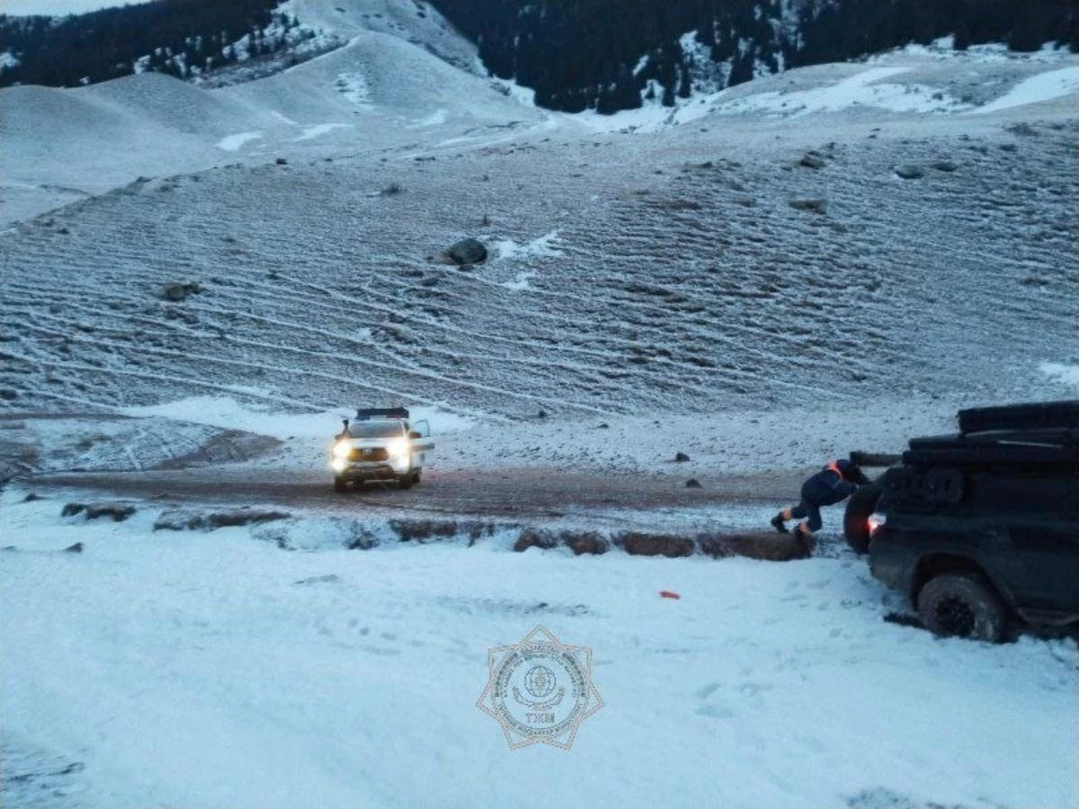 Алматы облысында бір отбасы мінген көлік қар құрсауында қалып қойды