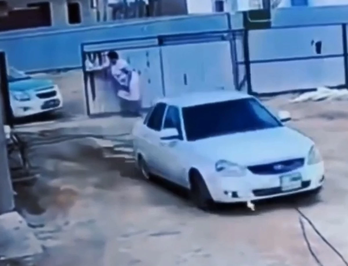 Атырауда әйел жүргізуші куәлігі жоқ жігітті қуған полицейлерге кедергі жасады (видео)