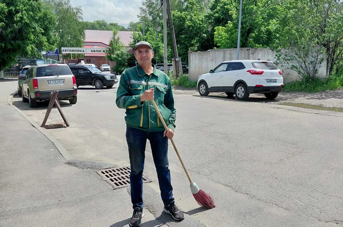 Аула сыпырушы блогер ата
