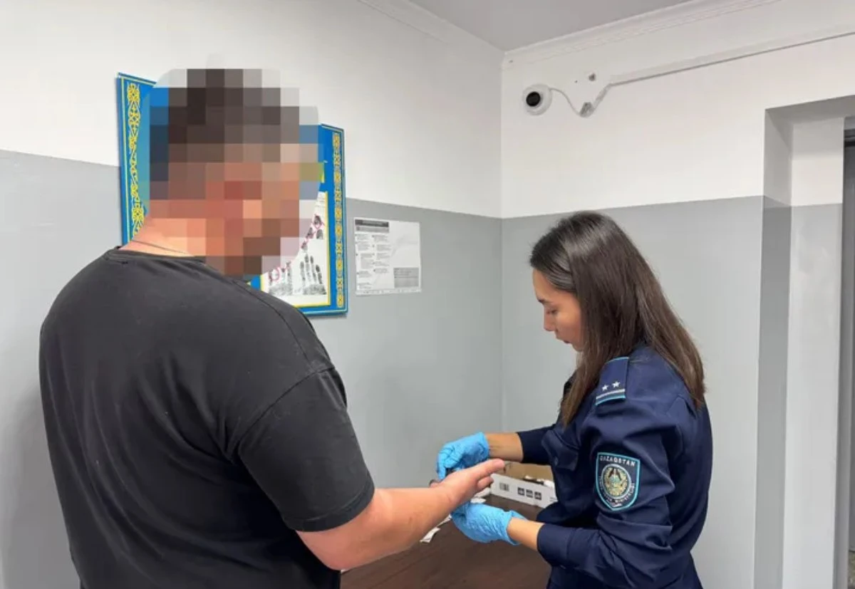 жалаңаш субұрқаққа түскен ер адам