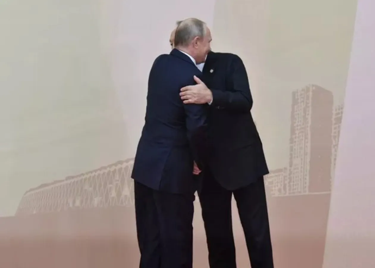 құшақтасқан Назарбаев пен Путин