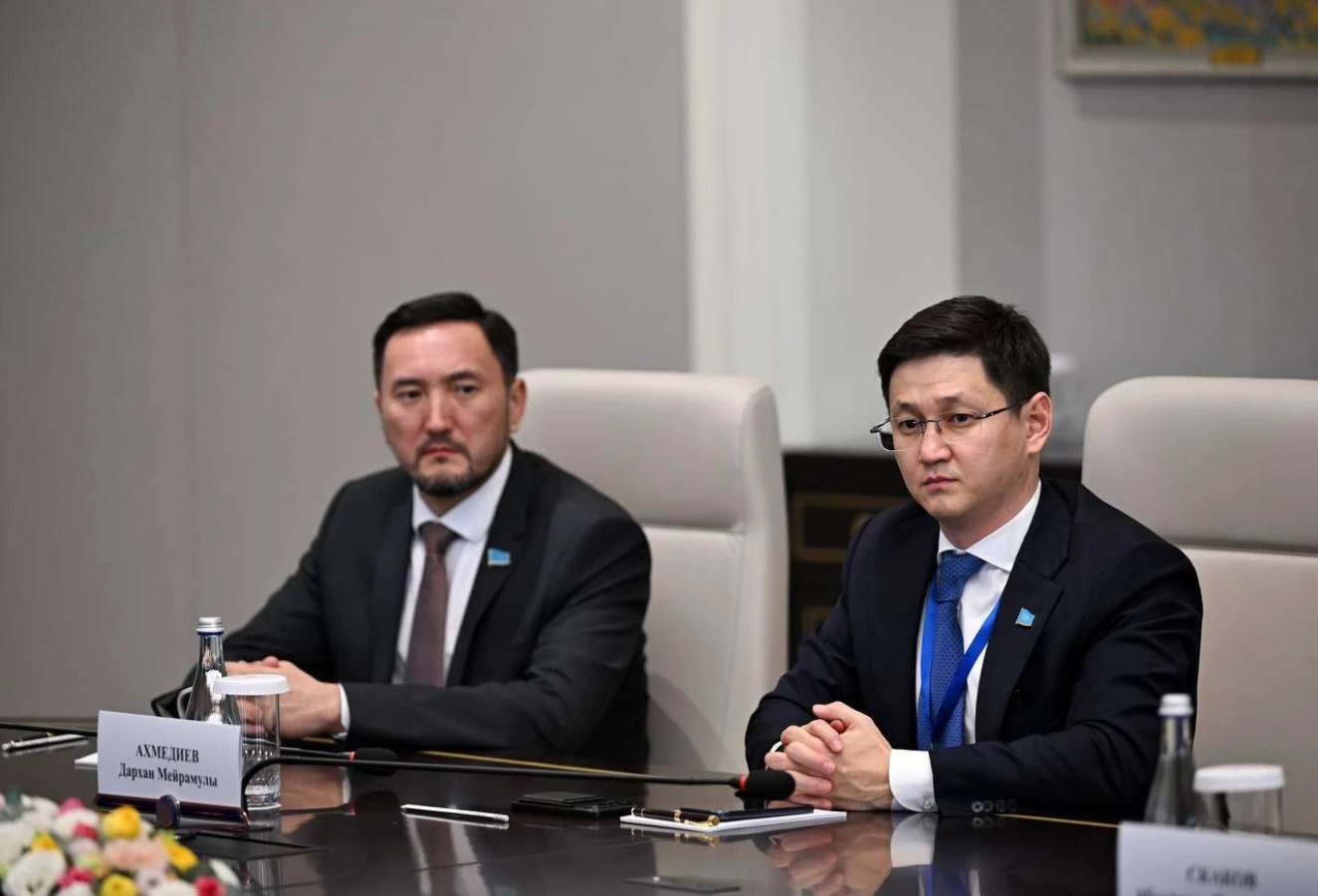 Депутаттар