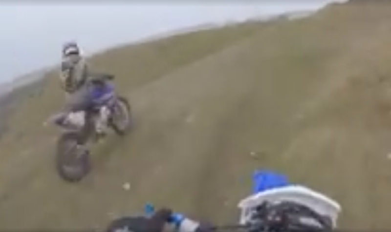 "Жолым болды": 15 метрлік құздан құлап кеткен мотоциклші ғажайып жағдайда аман қалды (видео)