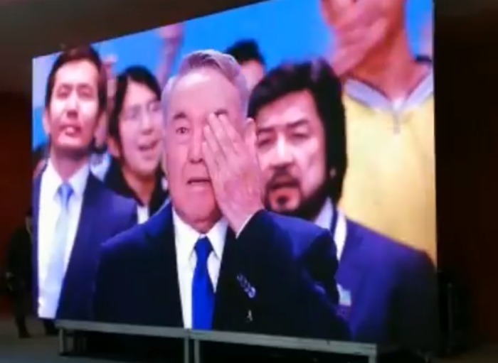 Назарбаев көз жасын сүртті: Желіде Nur Otan съезінің видеосы тарады (видео)