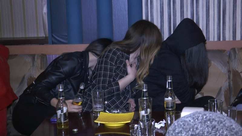 Кореялықтар көңіл көтеріп жатқан: Алматыда караоке-бардан секс-притон табылды