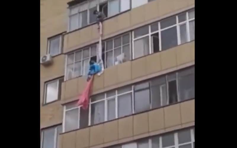 Елордада жоғарғы қабаттан құрбысына балкон арқылы түскен 14 жастағы қыз жұртты шошытты (видео)